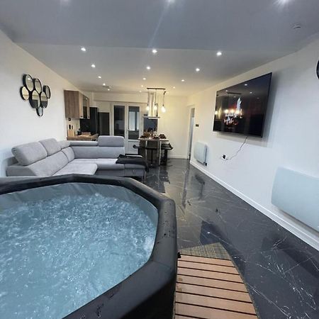 Appartement Hors Du Commun Avec Son Jacuzzi 萨利-德贝阿恩 外观 照片